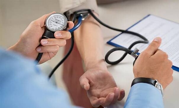 mesure de la tension artérielle pour l'hypertension