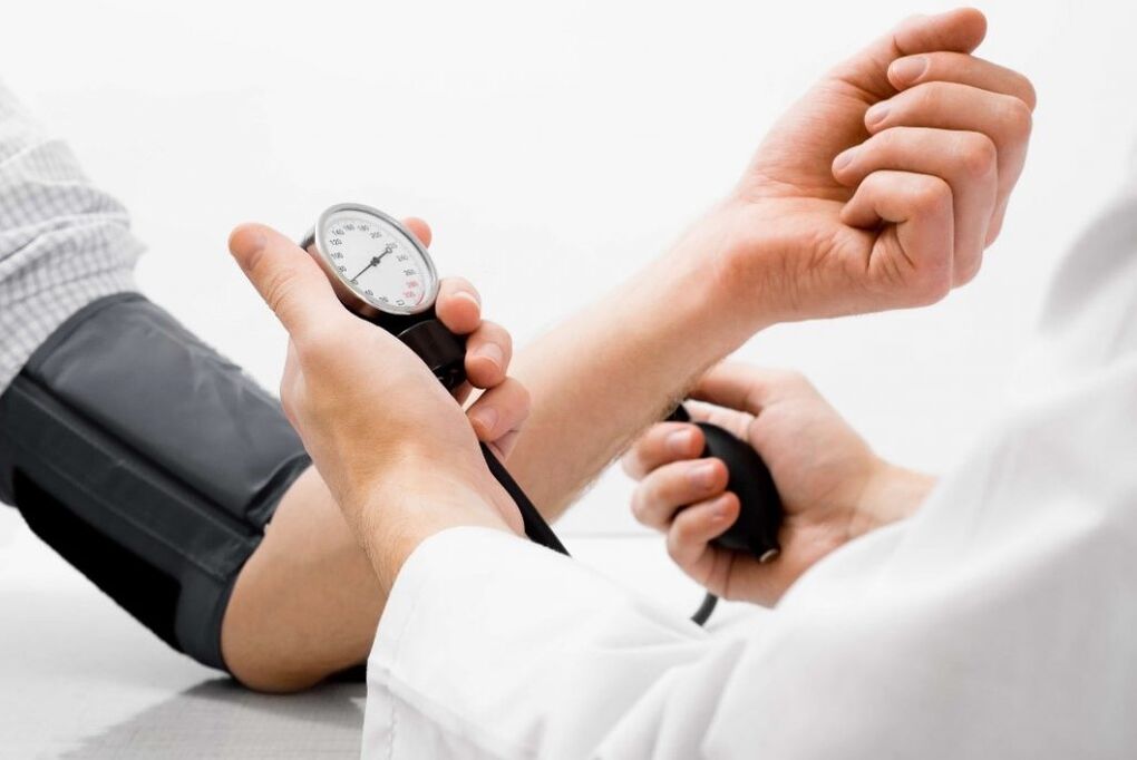 le médecin mesure la pression du patient souffrant d'hypertension